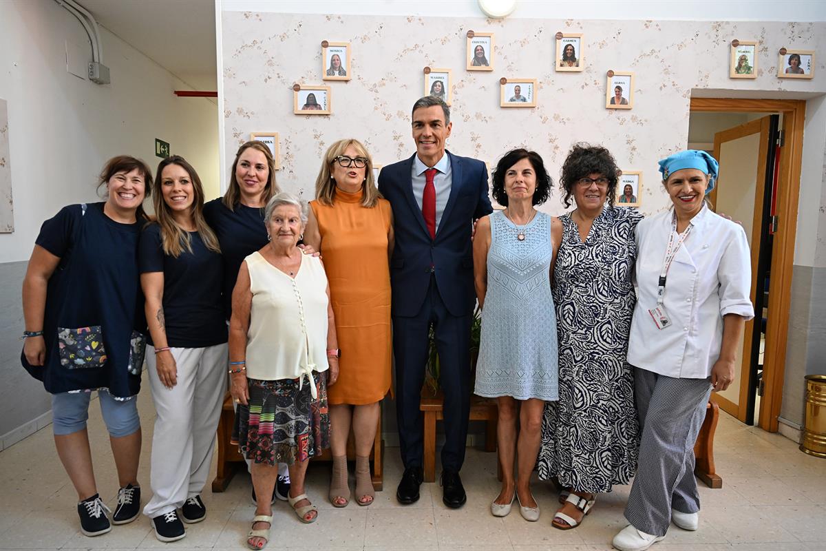17/09/2025. Pedro Sánchez visita la escuela infantil Casa de los Niños en Getafe. El presidente del Gobierno, Pedro Sánchez, con personal de...