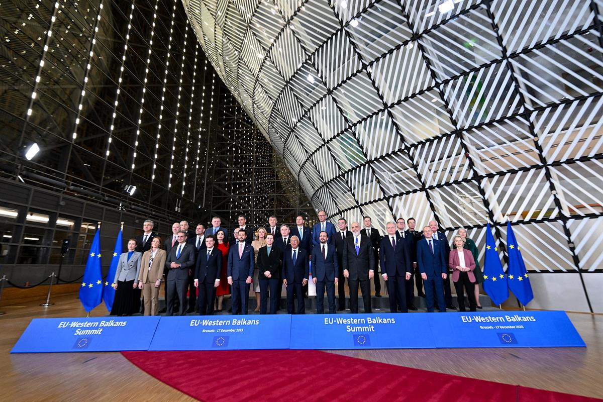 17/12/2025. Cumbre UE - Balcanes Occidentales. Foto de familia de la Cumbre UE - Balcanes Occidentales.