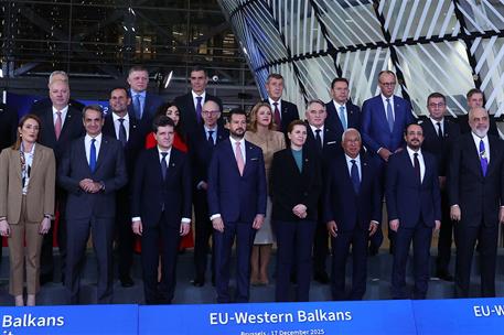 17/12/2025. Cumbre UE - Balcanes Occidentales. El presidente del Gobierno, Pedro Sánchez, en la foto de familia de la cumbre.