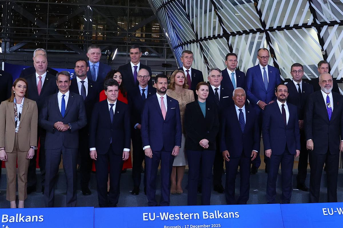 17/12/2025. Cumbre UE - Balcanes Occidentales. El presidente del Gobierno, Pedro Sánchez, en la foto de familia de la cumbre.