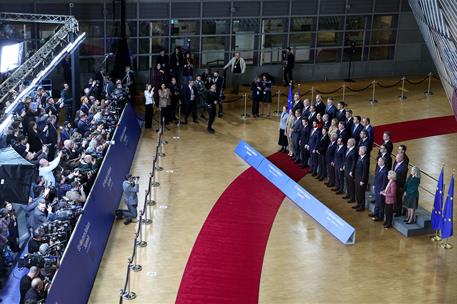 17/12/2025. Cumbre UE - Balcanes Occidentales. Los mandatarios asistentes a la cumbre posan para la prensa en la foto de familia del encuentro.