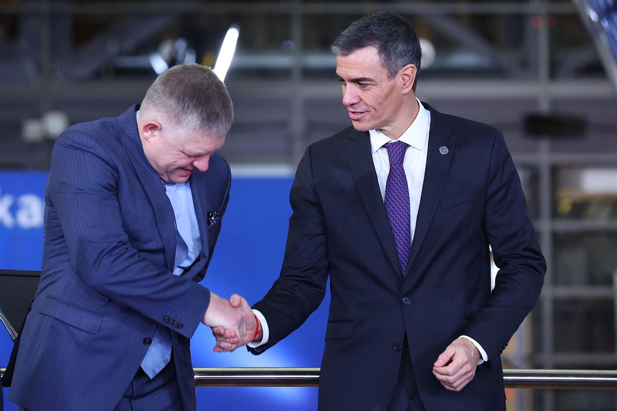 17/12/2025. Cumbre UE - Balcanes Occidentales. El presidente del Gobierno, Pedro Sánchez, saluda al primer ministro de Eslovaquia, Robert Fico.