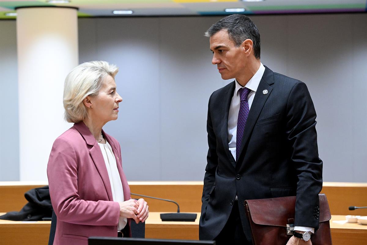 17/12/2025. Cumbre UE - Balcanes Occidentales. El presidente del Gobierno, Pedro Sánchez, conversa con la presidenta de la Comisión Europea,...