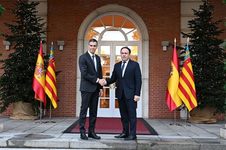 17/12/2025. Encuentro con el president de la Generalitat Valenciana. El presidente del Gobierno, Pedro Sánchez, saluda al president de la Ge...