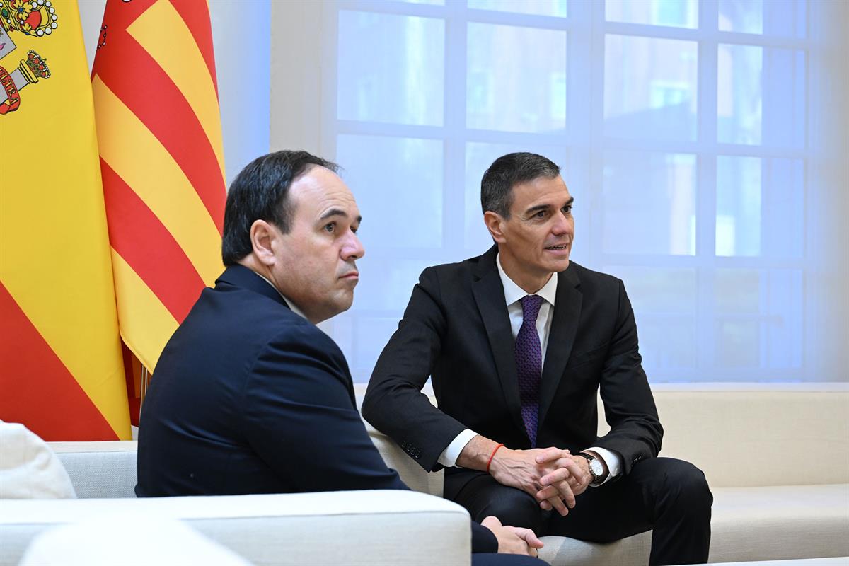 17/12/2025. Encuentro con el president de la Generalitat Valenciana. El presidente del Gobierno, Pedro Sánchez, con el president de la Gener...
