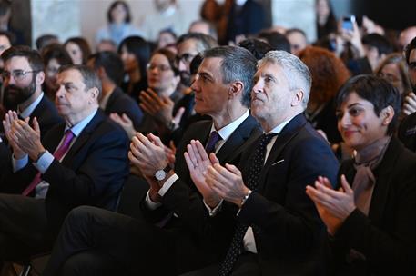 17/12/2025. Acto sobre el Pacto de Estado frente a la Emergencia Climática. El presidente del Gobierno, Pedro Sánchez, atiende al acto junto...