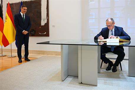 18/09/2025. Pedro Sánchez se reúne con el canciller alemán Friedrich Merz. El canciller alemán, Friedrich Merz, firma en el libro de visitas...