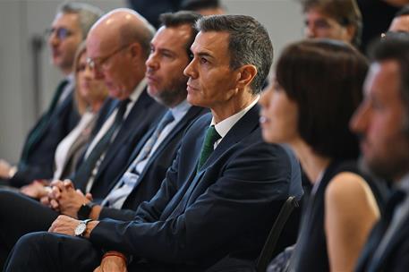 18/09/2025. Pedro Sánchez presenta la propuesta de inversiones de Aena para aeropuertos. El presidente del Gobierno, Pedro Sánchez, junto al...