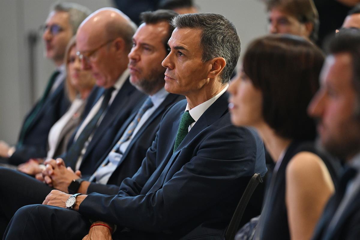 18/09/2025. Pedro Sánchez presenta la propuesta de inversiones de Aena para aeropuertos. El presidente del Gobierno, Pedro Sánchez, junto al...