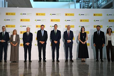 18/09/2025. Pedro Sánchez presenta la propuesta de inversiones de Aena para aeropuertos. Foto de grupo del acto de presentación de la propue...