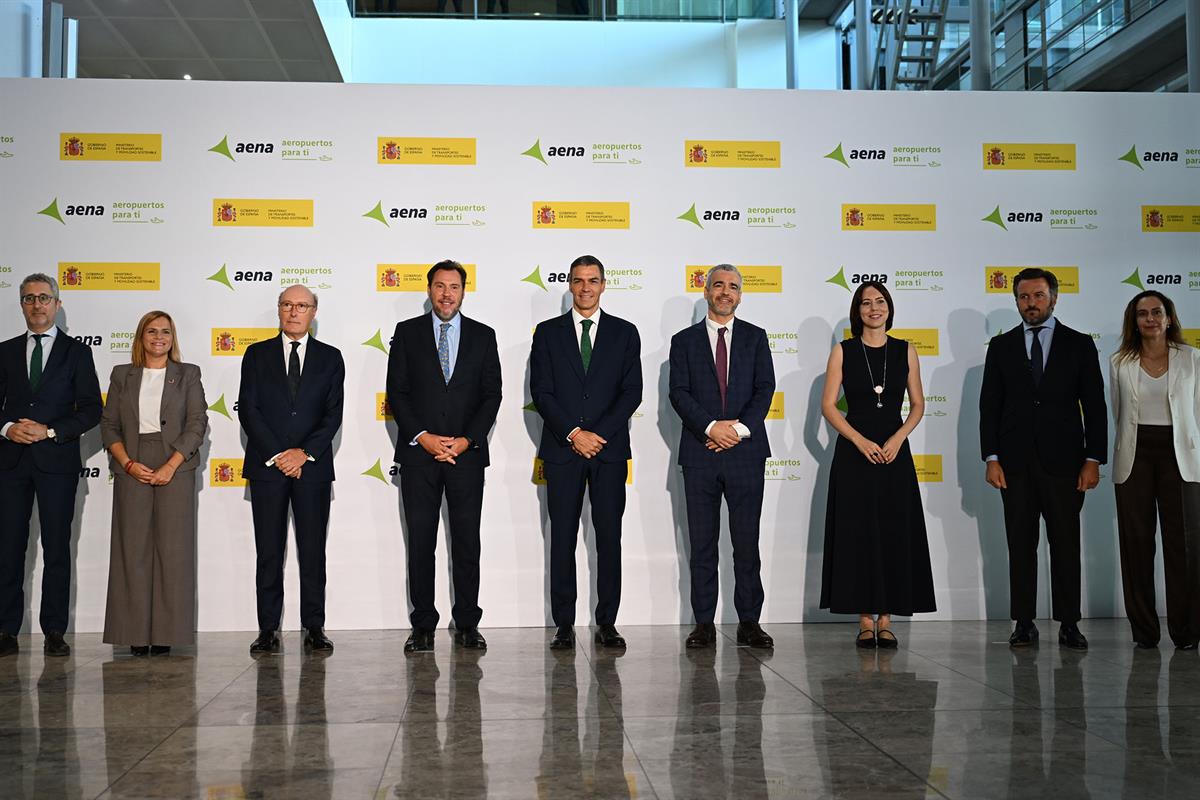 18/09/2025. Pedro Sánchez presenta la propuesta de inversiones de Aena para aeropuertos. Foto de grupo del acto de presentación de la propue...