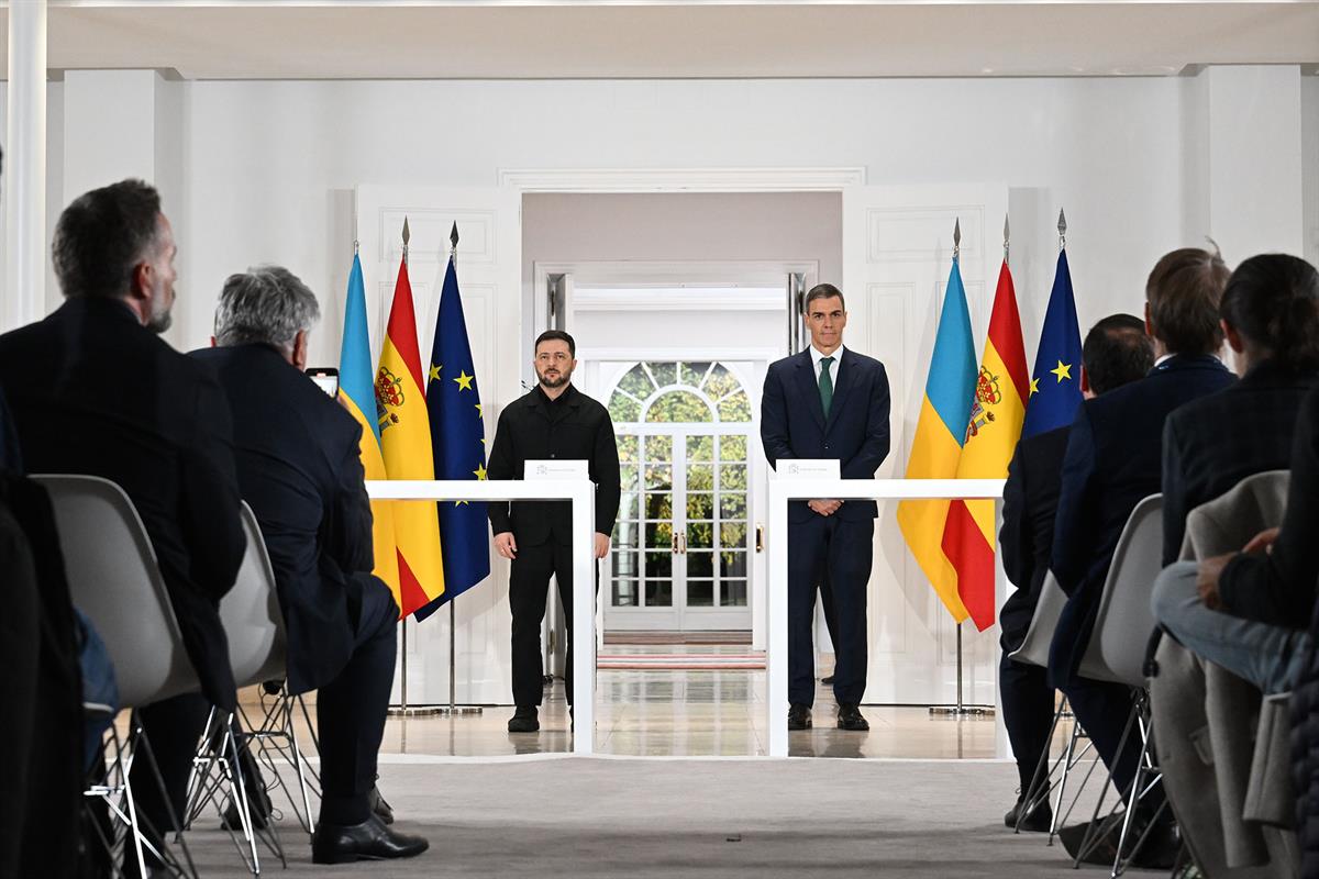 18/11/2025. El presidente del Gobierno recibe al presidente Zelenski. Los presidentes Pedro Sánchez y Vorodímir Zelenski, durante el acto de...