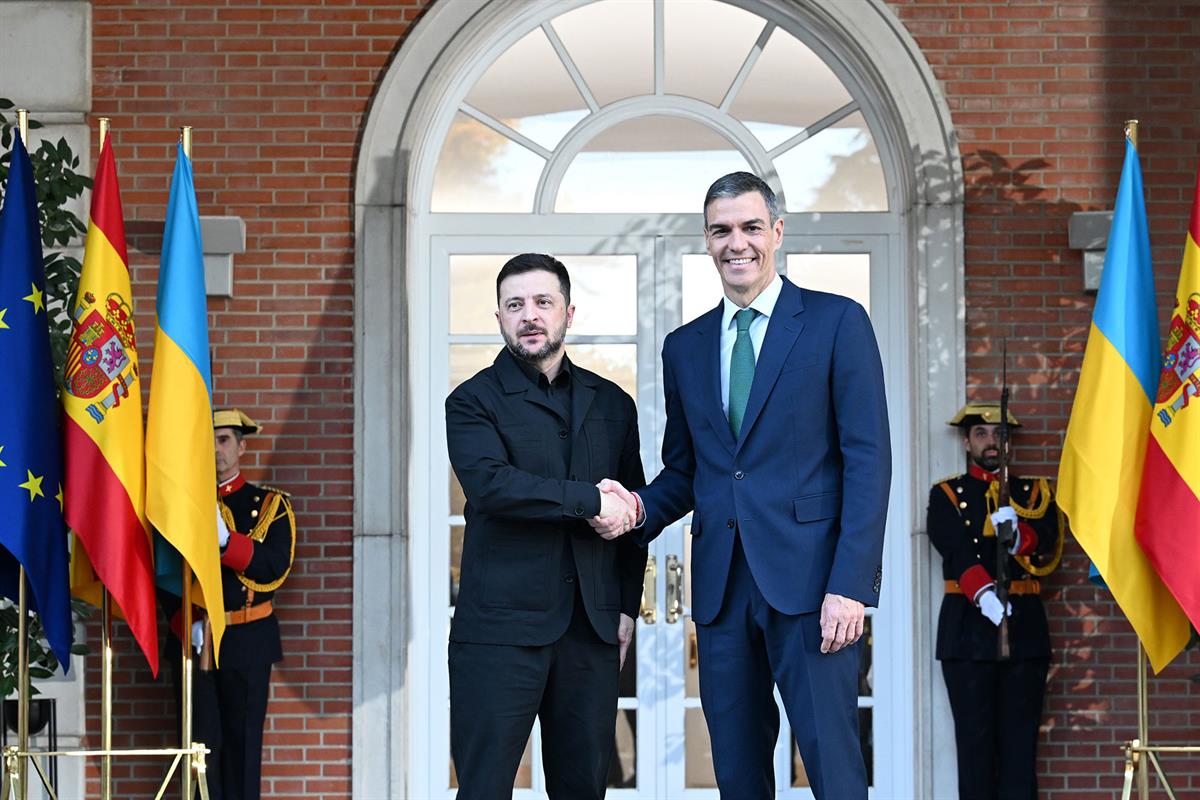 18/11/2025. El presidente del Gobierno recibe al presidente Zelenski. El presidente Pedro Sánchez da la bienvenida a su homólogo ucraniano, ...