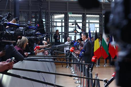 18/12/2025. Pedro Sánchez asiste al Consejo Europeo. El presidente del Gobierno, Pedro Sánchez, atiende a los medios de comunicación a su ll...