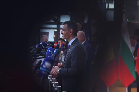 18/12/2025. Pedro Sánchez asiste al Consejo Europeo. El presidente del Gobierno, Pedro Sánchez, conversa con los periodistas en los momentos...