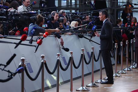 18/12/2025. Pedro Sánchez asiste al Consejo Europeo. El presidente del Gobierno, Pedro Sánchez, contesta a las preguntas de la prensa a su l...