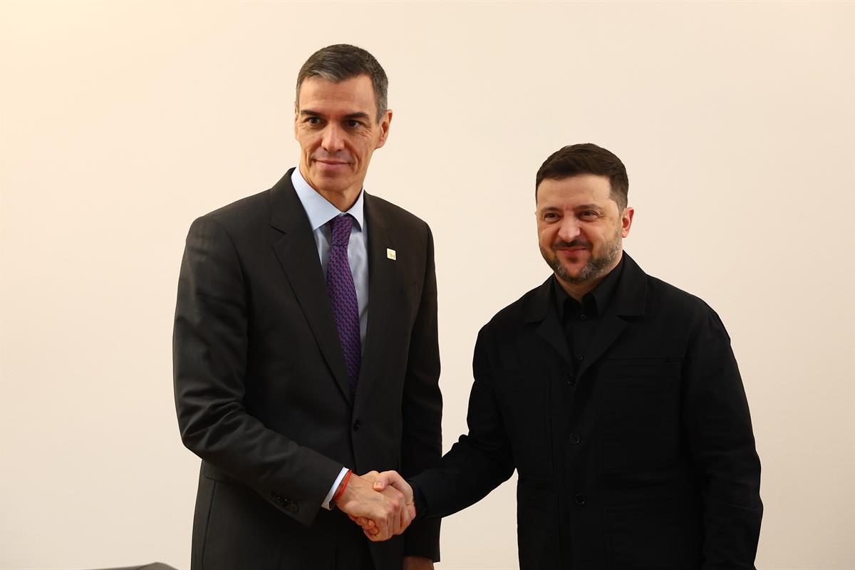18/12/2025. El presidente del Gobierno asiste al Consejo Europeo. El presidente del Gobierno, Pedro Sánchez, y el presidente de Ucrania, Vol...