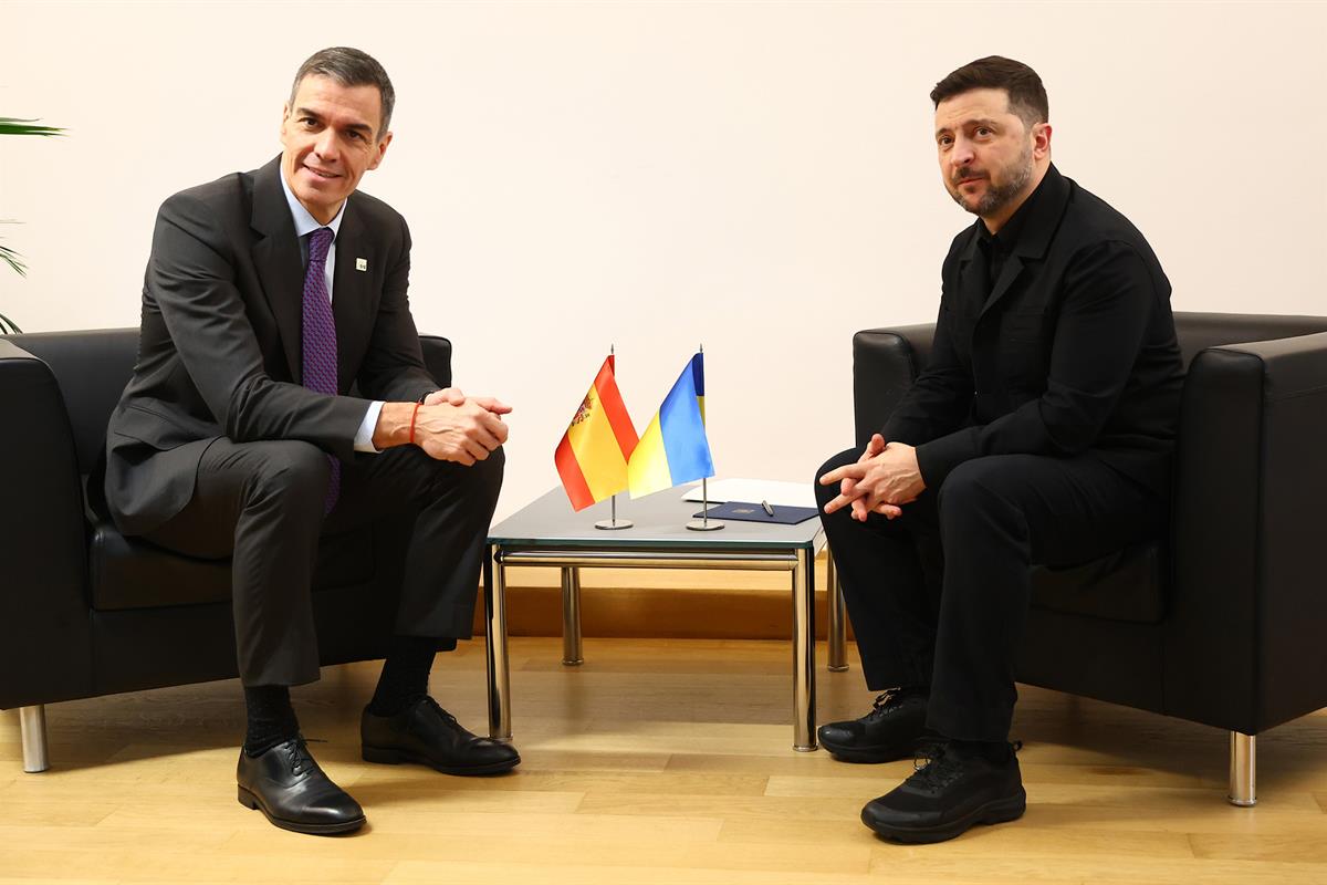 18/12/2025. El presidente del Gobierno asiste al Consejo Europeo. El presidente del Gobierno, Pedro Sánchez, y el presidente de Ucrania, Vol...