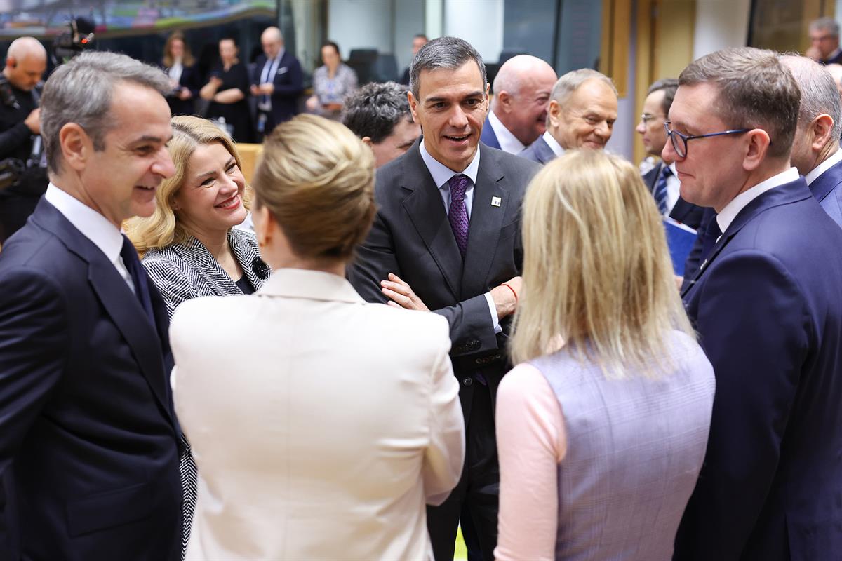 18/12/2025. Pedro Sánchez participa en la reunión del Consejo Europeo. El presidente del Gobierno, Pedro Sánchez, conversa con otros líderes...