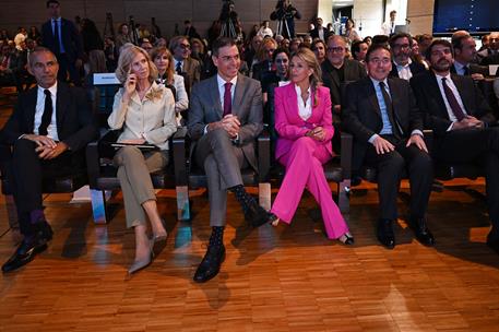 19/05/2025. Pedro Sánchez clausura la presentación de un informe sobre cultura. El presidente del Gobierno, Pedro Sánchez, y varios ministro...