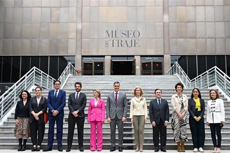 19/05/2025. Pedro Sánchez clausura la presentación de un informe sobre cultura. Foto de familia con el presidente del Gobierno, Pedro Sánche...