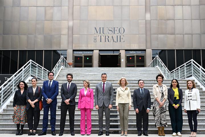 19/05/2025. Pedro Sánchez clausura la presentación de un informe sobre cultura. Foto de familia con el presidente del Gobierno, Pedro Sánche...