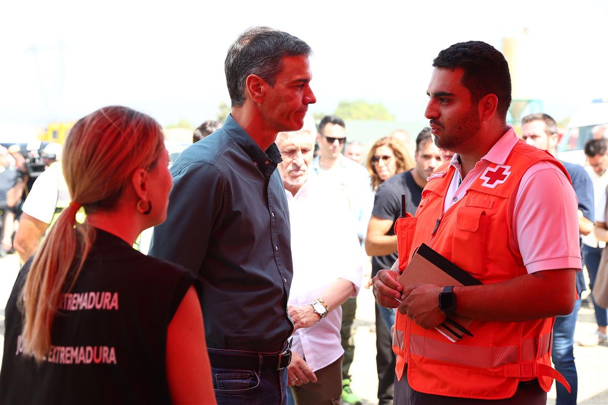 19/08/2025. Pedro Sánchez visita el Puesto de Mando Avanzado de Jarilla (Cáceres). El presidente del Gobierno, Pedro Sánchez, y la president...