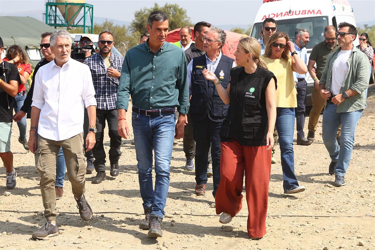 19/08/2025. Pedro Sánchez visita el Puesto de Mando Avanzado de Jarilla (Cáceres). El ministro del Interior, Fernando Grande-Marlaska, el pr...