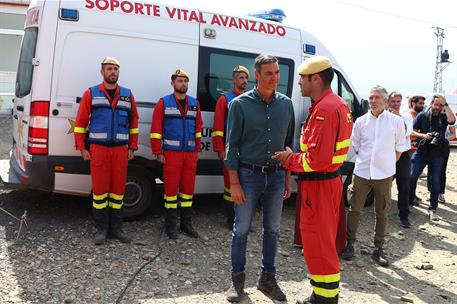 19/08/2025. Pedro Sánchez visita el Puesto de Mando Avanzado de Jarilla (Cáceres). El presidente del Gobierno, Pedro Sánchez, conversa con u...