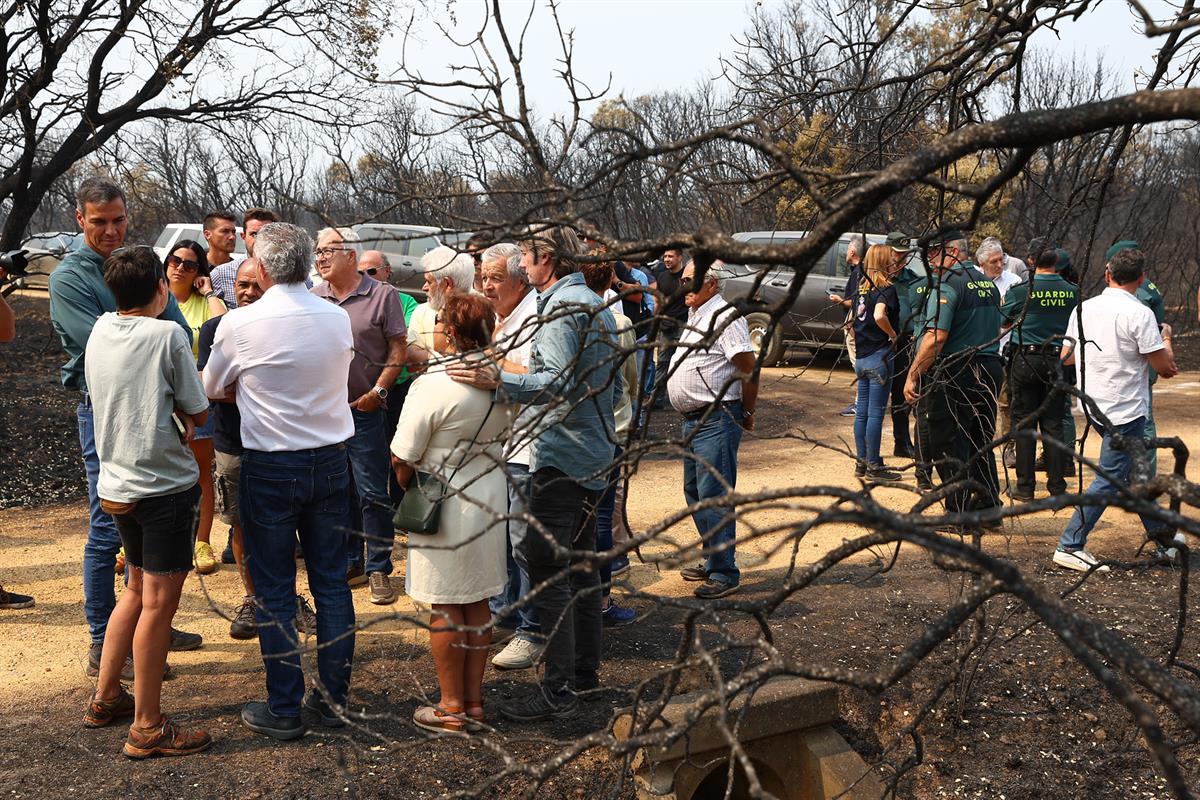 19/08/2025. Pedro Sánchez visita la zona afectada por los incendios en Molezuelas de la Carballeda (Zamora). El presidente del Gobierno, Ped...