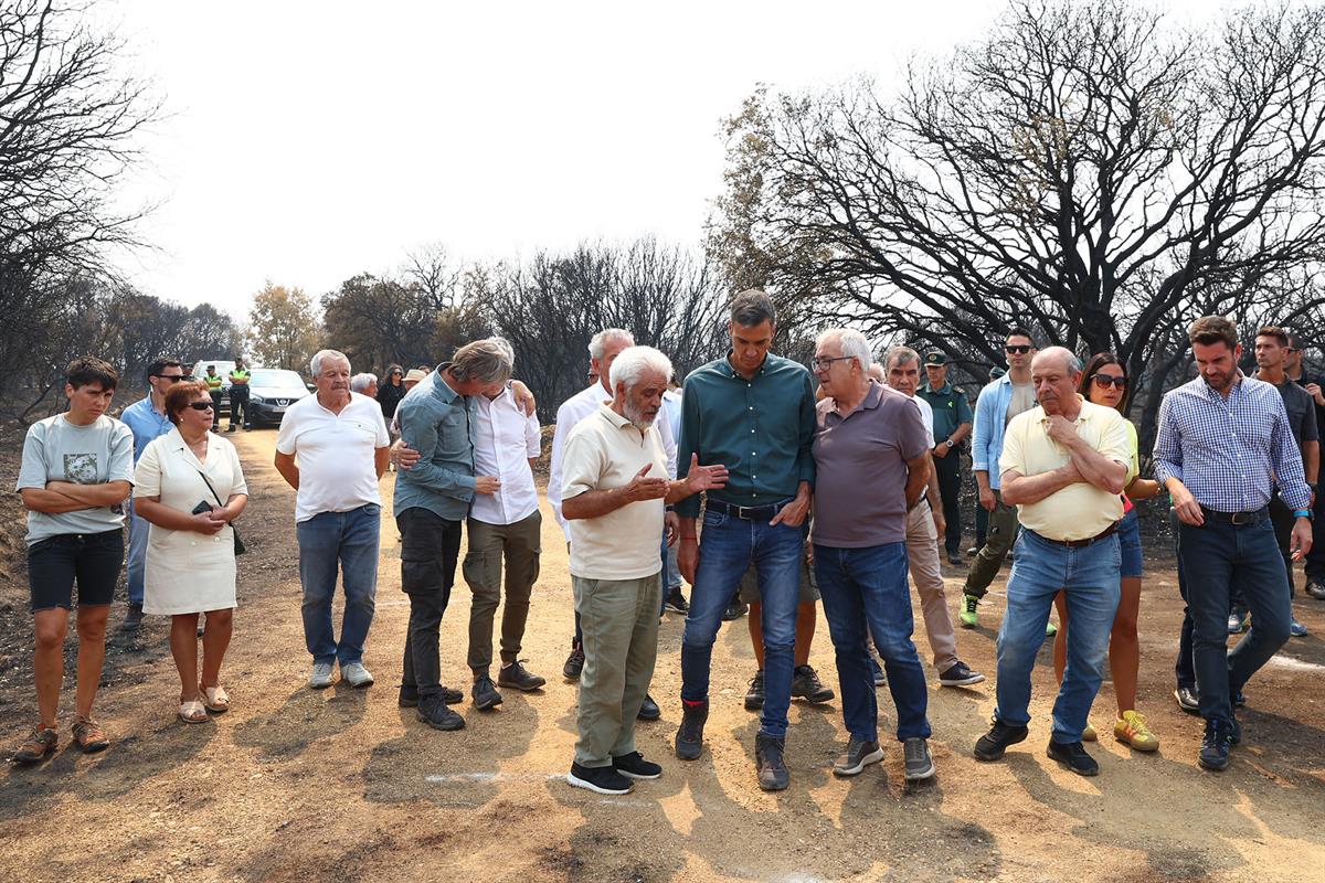 19/08/2025. Pedro Sánchez visita la zona afectada por los incendios en Molezuelas de la Carballeda (Zamora). El presidente del Gobierno, Ped...