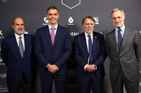 19/11/2025. Pedro Sánchez participa en la IV edición del foro 'Metafuturo'. El presidente del Gobierno con directivos del grupo Atresmedia.