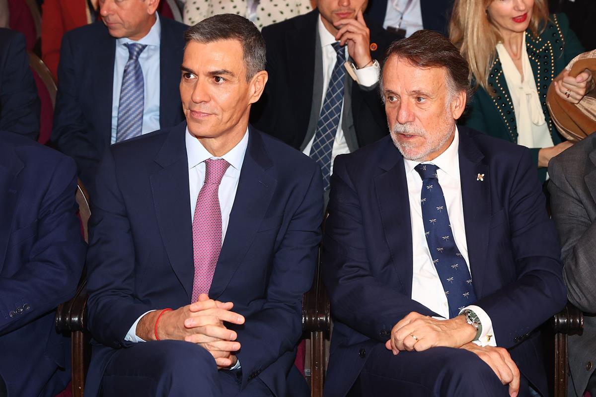 19/11/2025. Pedro Sánchez participa en la IV edición del foro 'Metafuturo'. El presidente del Gobierno, Pedro Sánchez, espera a ser presenta...
