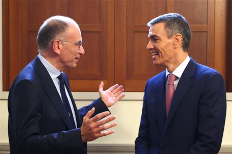19/11/2025. Pedro Sánchez participa en la IV edición del foro 'Metafuturo'. El jefe del Ejecutivo, Pedro Sánchez, conversa con Enrico Letta,...