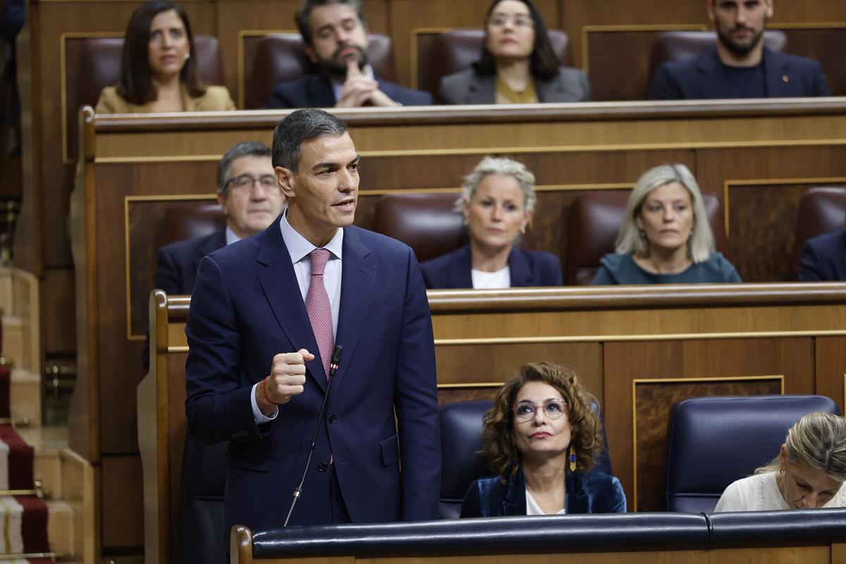 19/11/2025. Pedro Sánchez attends the Government control session. The President of the Government of Spain, Pedro Sánchez, along with the Fi...
