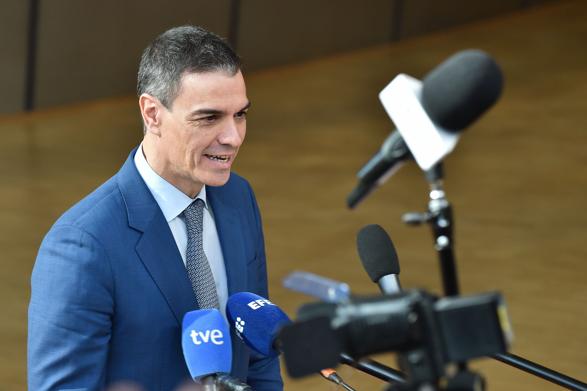 20/03/2025. Pedro Sánchez participa en el Consejo Europeo. El presidente del Gobierno, Pedro Sánchez, conversa con los periodistas a su lleg...