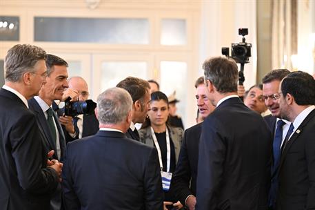20/10/2025. XII Cumbre de los países del sur de la Unión Europea. El presidente del Gobierno, Pedro Sánchez, conversa con otros líderes part...