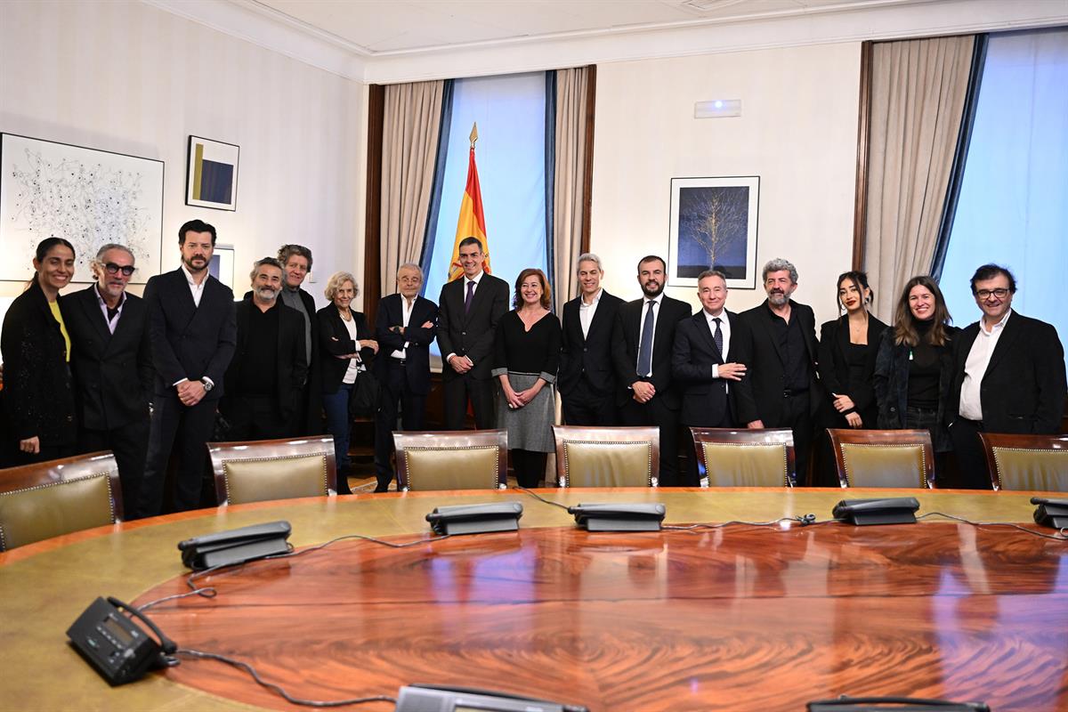 20/11/2025. Pedro Sánchez asiste a la presentación de la serie 'Anatomía de un instante'. Foto de familia con el presidente del Gobierno y e...