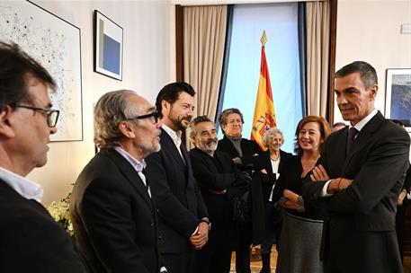 20/11/2025. Pedro Sánchez asiste a la presentación de la serie 'Anatomía de un instante'. El presidente del Gobierno, Pedro Sánchez, convers...