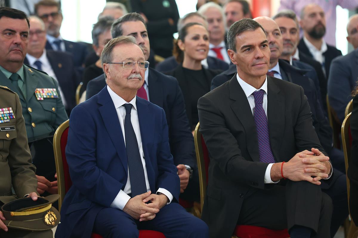 20/11/2025. Pedro Sánchez preside la presentación de la nueva terminal marítima de Ceuta. El presidente del Gobierno, Pedro Sánchez, y el pr...