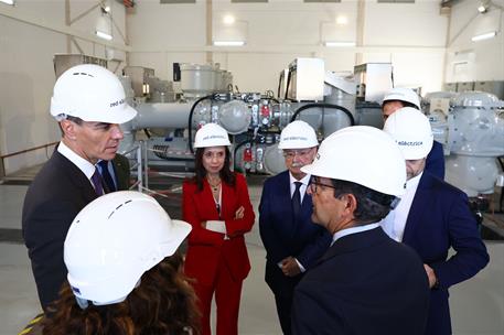 20/11/2025. Pedro Sánchez preside la presentación de la nueva terminal marítima de Ceuta. El presidente del Gobierno, Pedro Sánchez, recibe ...