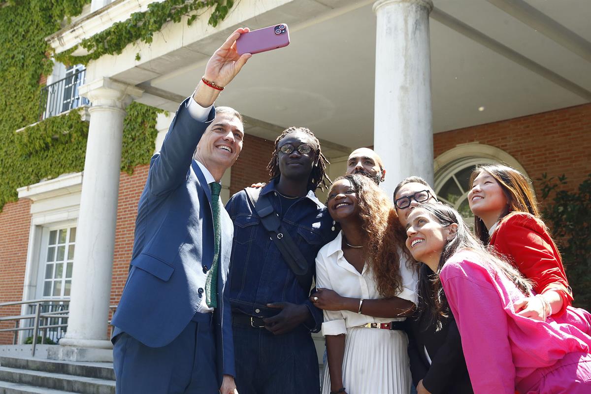 21/05/2025. Encuentro de Pedro Sánchez con creadores con motivo del Día de la Diversidad Cultural. El presidente del Gobierno, Pedro Sánchez...