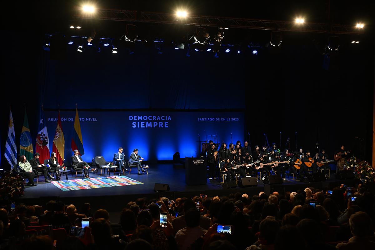 21/07/2025. Pedro Sánchez viaja a Chile. Encuentro con representantes de la sociedad civil.