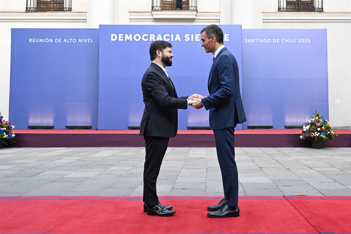 21/07/2025. Pedro Sánchez viaja a Chile. El presidente de Chile, Gabriel Boric, y el presidente del Gobierno, Pedro Sánchez, se saludan.