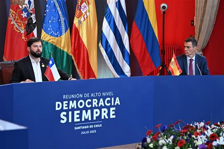 21/07/2025. Pedro S&#225;nchez viaja a Chile. El presidente de Chile, Gabriel Boric, junto al presidente del Gobierno, Pedro S&#225;nchez, durante la ...