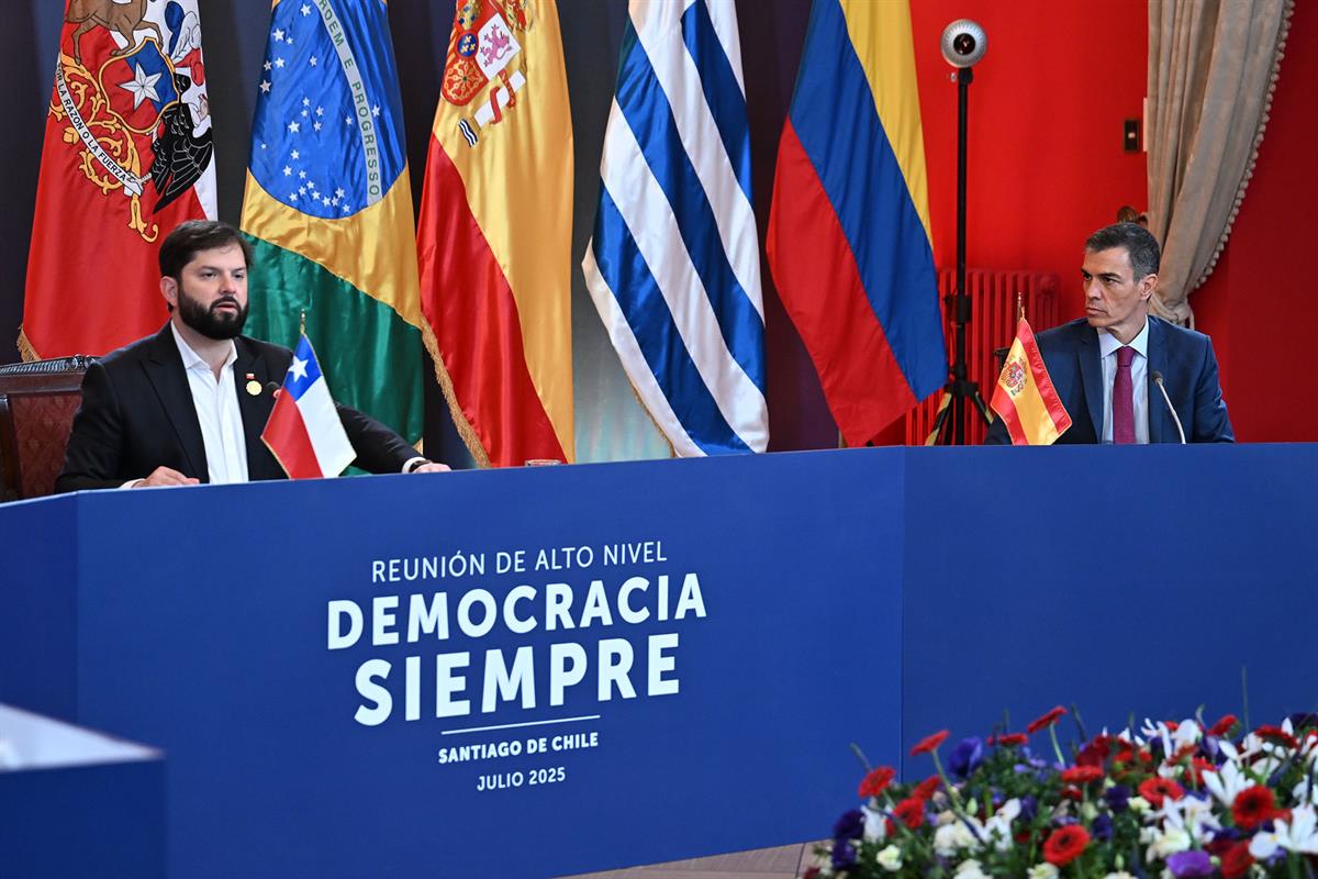 21/07/2025. Pedro Sánchez viaja a Chile. El presidente de Chile, Gabriel Boric, junto al presidente del Gobierno, Pedro Sánchez, durante la ...