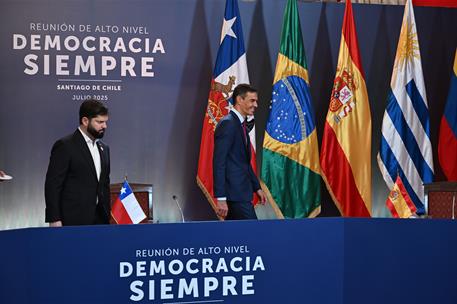 21/07/2025. Pedro Sánchez viaja a Chile. El presidente de Chile, Gabriel Boric, junto al presidente del Gobierno, Pedro Sánchez, durante la ...