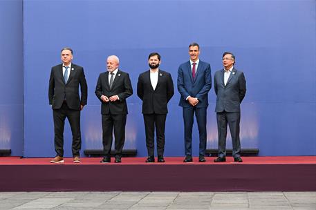 21/07/2025. Pedro Sánchez viaja a Chile. Fotografía de familia con el presidente de Uruguay, Yamandú Orsi; el presidente de Brasil, Luiz Iná...