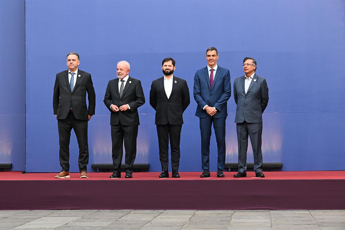 21/07/2025. Pedro Sánchez viaja a Chile. Fotografía de familia con el presidente de Uruguay, Yamandú Orsi; el presidente de Brasil, Luiz Iná...