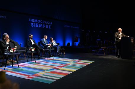 22/07/2025. Pedro Sánchez viaja a Chile. El presidente del Gobierno, Pedro Sánchez, durante el encuentro con representantes de la sociedad c...